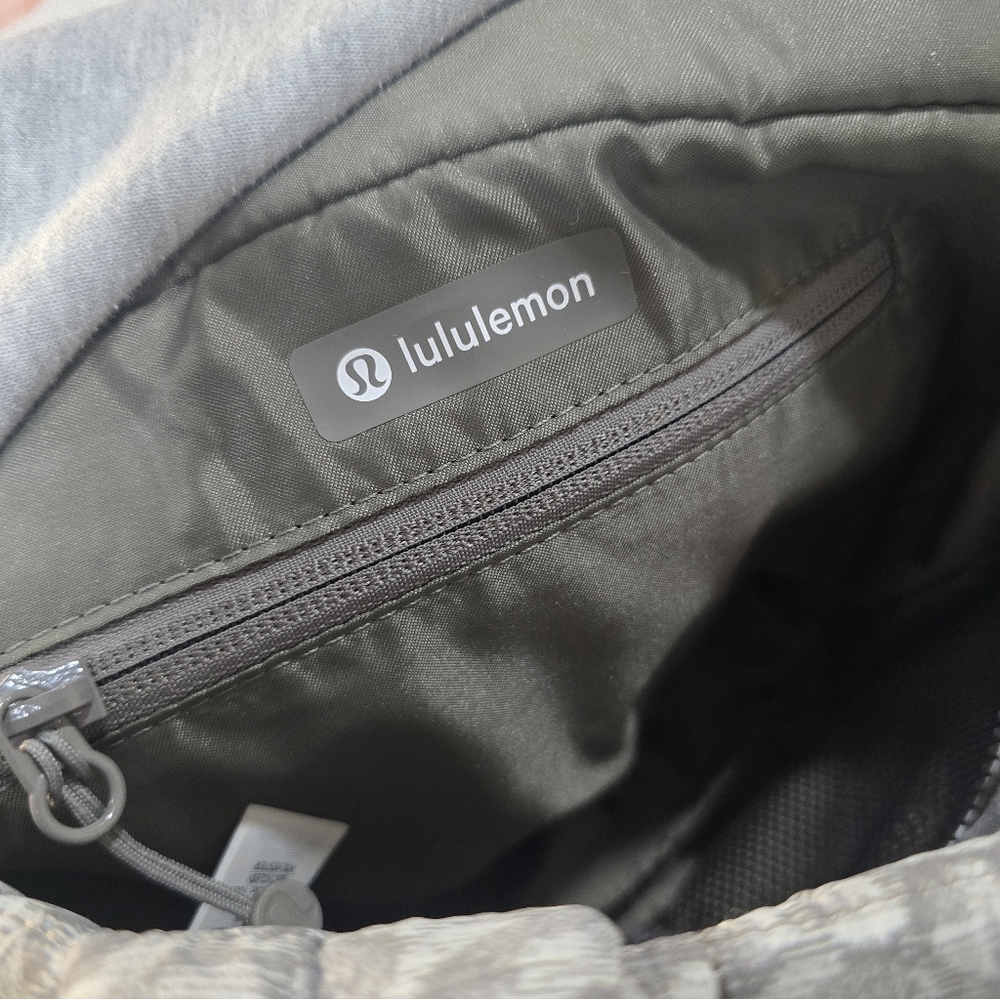 Lululemon Quilted Crossbody 5L - Picture 10 of 16